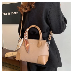 Dettaglio borsa tote in pelle kaki con manico in foulard di seta e base in pelle rinforzata