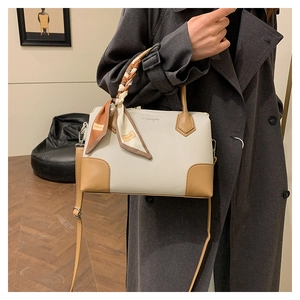 Dettaglio della borsa tote bicolore in pelle con manico foulard e logo stampato
