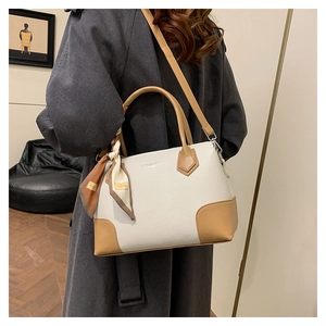 Elegante borsa tote beige e color cuoio con sciarpa di seta decorativa e finitura ruvida