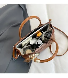 Vista dall'alto della borsa tote in pelle marrone con grande capacità per tablet e oggetti