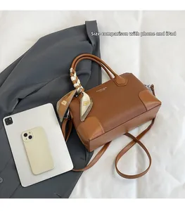 Borsa tote in pelle marrone con foulard di seta e iPad per confronto di dimensioni