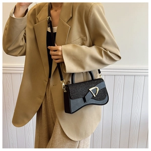 Sac à main chic en cuir noir avec anneau en D doré et détails scintillants