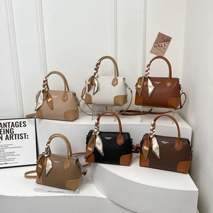 Borsa a mano in pelle con foulard in seta in sei colori per uso a spalla e a tracolla moda