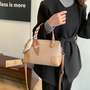 Borsa tote beige in pelle martellata con manico in foulard di seta e tracolla regolabile