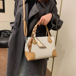 Elegante borsa tote beige e kaki con manico a foulard in seta e tracolla regolabile