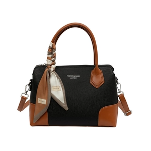 Borsa tote bicolore con sciarpa, design in pelle martellata nera e marrone di moda