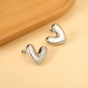 Minimalistische 3D Herz-Ohrstecker aus poliertem silbernem Edelstahl für Damen