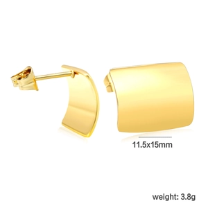 Dettaglio di orecchini rettangolari in oro lucido con dimensioni 11,5x15mm e 3,8g