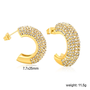 Gros plan de boucles d'oreilles créoles dorées en C avec zircons et taille 7,7x25mm