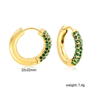 Détails créoles dorées avec pierres vertes, dimensions 22x22mm et poids 7,4g sur fond blanc