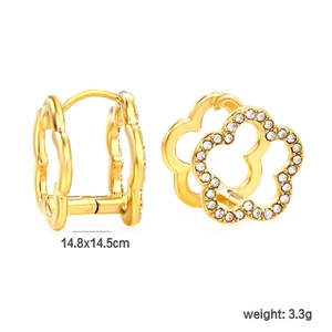 Détail des boucles d'oreilles fleur dorée avec cristaux blancs et taille 14,8mm