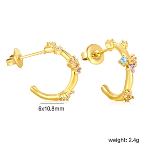Detailansicht vergoldeter C-Ohrringe mit bunten Zirkoniasteinen und 18K-Finish-Details