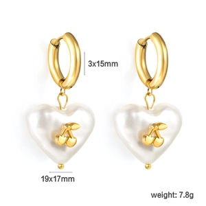 Détail de boucles d'oreilles perles cœur avec motif cerise dorée et dimensions