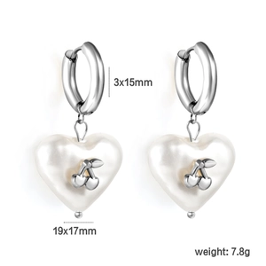 Vue détaillée des boucles d'oreilles perles en cœur avec cerises et dimensions