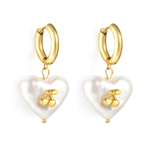 Boucles d'oreilles cœur en perle avec motif cerise, design élégant en acier doré