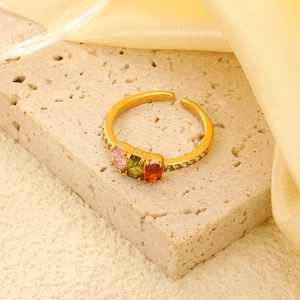 Anello dorato regolabile con tre pietre ovali sfumate e piccoli zirconi brillanti