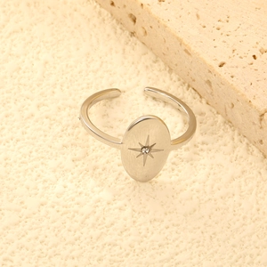Macro di anello aperto in acciaio argento con incisione a stella e piccolo diamante