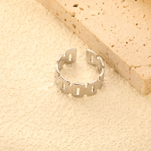 Dettaglio dell'anello d'argento in acciaio lucido con design geometrico rettangolare
