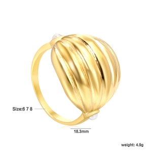 Dettaglio anello dorato ondulato con perle, specifiche taglie 6/7/8 e diametro da 18,3 mm