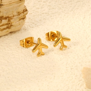 Boucles d'oreilles avion minimalistes en acier inoxydable doré 18K sur fond texturé