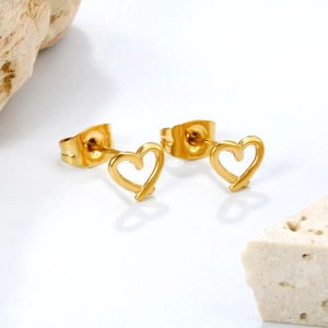 Détail de boucles d'oreilles cœur évidé plaqué or 18K sur des pierres naturelles