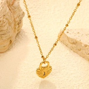 Collier vintage avec pendentif cadenas cœur doré 18K et chaîne perlée texturée