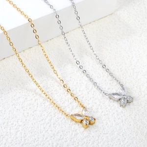 Squisita collana con ciondolo a farfalla in oro e argento con cristalli scintillanti