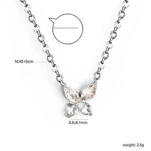 Raffinata collana a farfalla argentata con pietre di zircone e catena regolabile 45+5cm