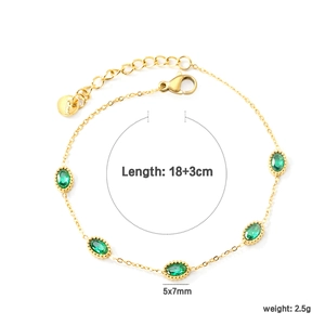 Détail du bracelet doré ajustable serti de cinq pierres ovales vertes élégantes