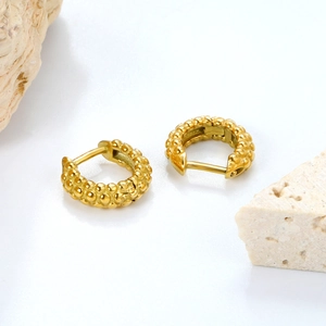 Boucles d'oreilles créoles en acier doré 18K avec surface à texture bulles bombées