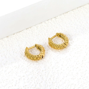 Boucles d'oreilles créoles en acier doré 18K avec surface texturée en relief perlé