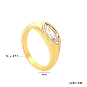 Dettaglio anello in acciaio placcato oro 18K con gemma da 7mm e specifiche taglie
