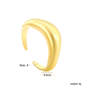 Dettaglio anello oro taglia 8 con larghezza 6,5mm e peso 4g su sfondo bianco