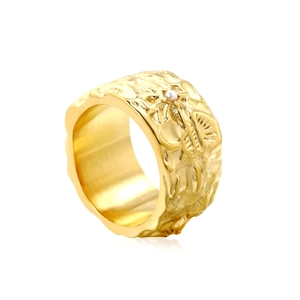 Breiter goldener Ring mit unregelmäßiger Textur und zentraler Perle auf Weiß