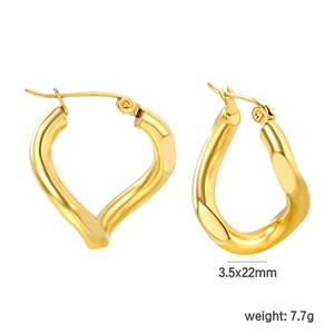 Détails des boucles d'oreilles cœur dorées irrégulières avec taille et poids de 7,7 g