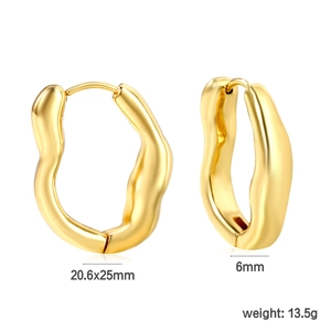 Detail view of irregular gold wavy earrings with 20.6x25mm dimensions and weight data