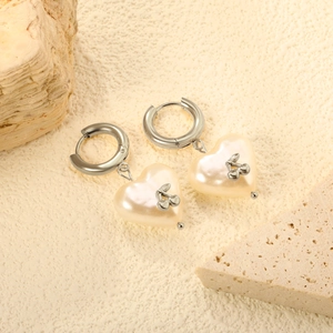 Boucles d'oreilles cœur en perle avec motifs cerise en argent sur un décor de pierre