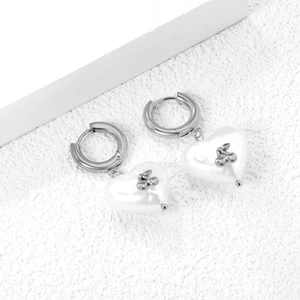 Boucles d'oreilles créoles en acier avec cœurs en perles et breloques cerises argentées