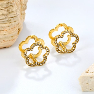 Boucles d'oreilles fleurs dorées à double couche avec strass sur fond de roche naturelle