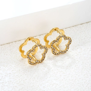 Gros plan de boucles d'oreilles fleurs dorées à double couche avec pavé de zircons