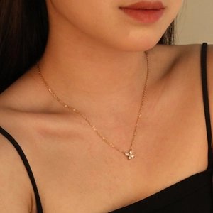 Collana a farfalla in acciaio inossidabile placcato oro 18K con zirconi lucidi sulla pelle