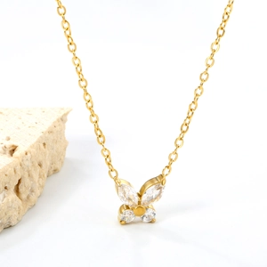 Dettaglio della collana a farfalla con pietre trasparenti e placcatura in oro 18K