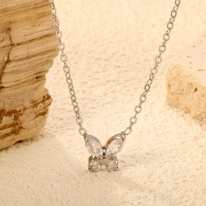 Elegante collana a farfalla placcata oro 18 carati con pendente in zircone lucido