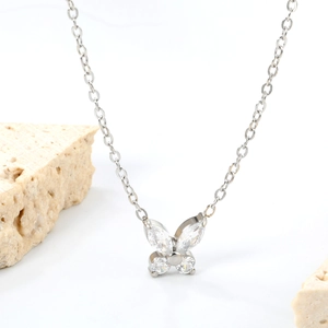 Dettaglio della collana a farfalla con pietre in zircone su catena argentata