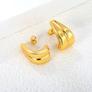 Boucles d'oreilles créoles dorées de style français au design minimaliste chic