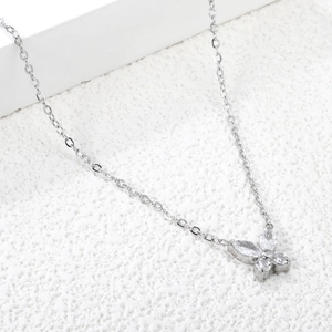 Elegante collana a farfalla d'argento con pietre di zircone scintillanti su una catena a O