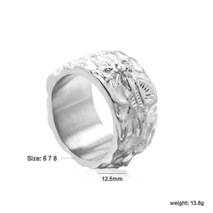 Detailansicht der 12,5 mm Breite und der texturierten Oberfläche des breiten geometrischen Rings