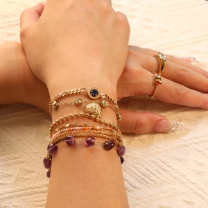 Élégant ensemble de bracelets multicouches dorés avec zircons et améthystes pour femme