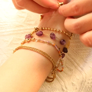 Bracelet multicouche doré avec améthyste naturelle et chaîne en maille élégante