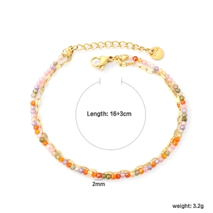 Détail du bracelet double rang en acier inoxydable avec perles de zircon colorées et logo